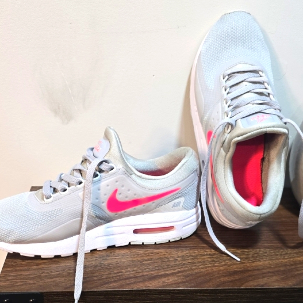 Nike Air Max Zero Essential  Youth Size 7Y  Gray Pink Run Shoes